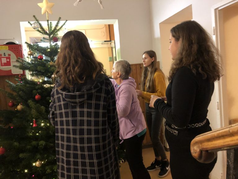 Školský parlament ozdobil stromčeky v Seniorcentre