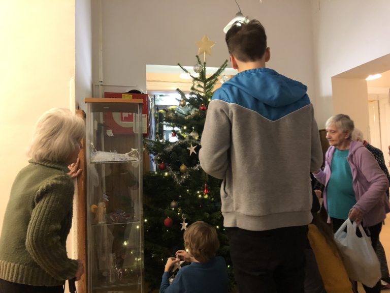 Školský parlament ozdobil stromčeky v Seniorcentre