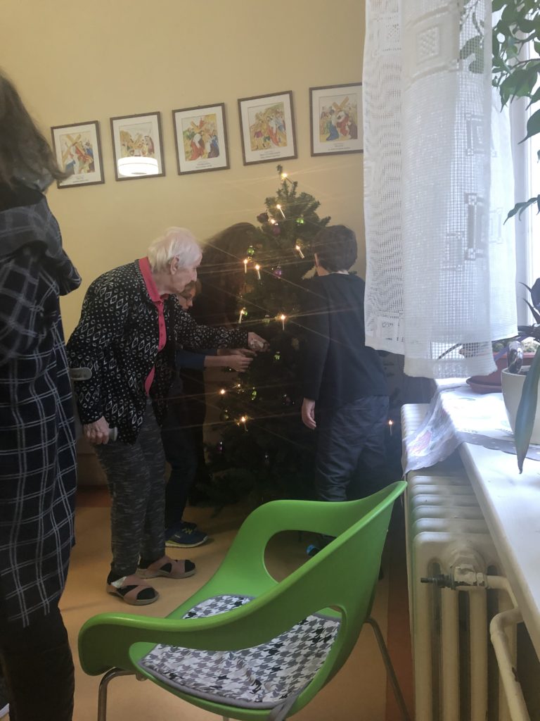 Školský parlament ozdobil stromčeky v Seniorcentre