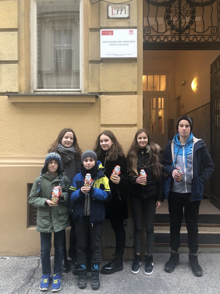 Školský parlament ozdobil stromčeky v Seniorcentre