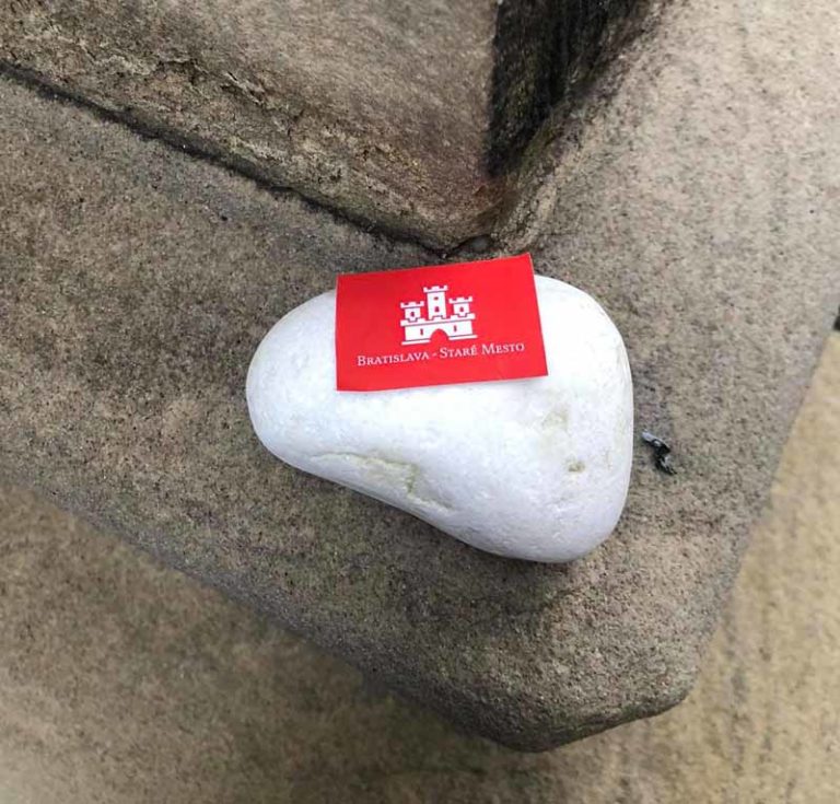 Hľadanie mikulášskych kamienkov