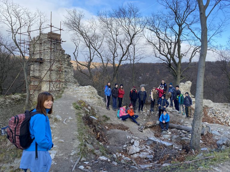 S turistickým krúžkom zo Svätého Jura na hrad Biely Kameň a Sakrakopec