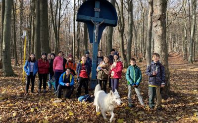 S turistickým krúžkom zo Svätého Jura na hrad Biely Kameň a Sakrakopec