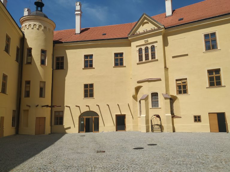 Štvrtáci na výlete vo hvezdárni