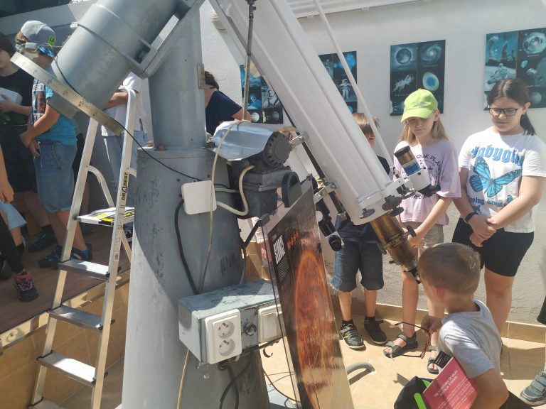 Štvrtáci na výlete vo hvezdárni