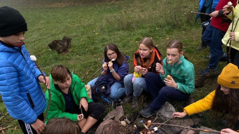 S turistickým krúžkom Smolenickým krasom do jaskyne Driny a na Smolenický zámok