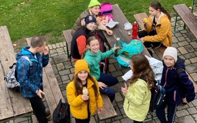 S turistickým krúžkom Smolenickým krasom do jaskyne Driny a na Smolenický zámok