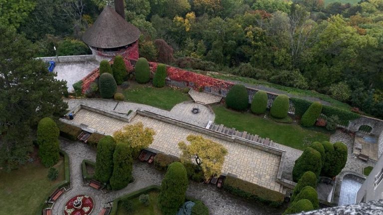 S turistickým krúžkom Smolenickým krasom do jaskyne Driny a na Smolenický zámok