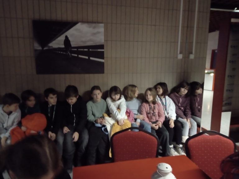 Koza rohatá a jež – divadelné predstavenie v anglicko-slovenskom jazyku