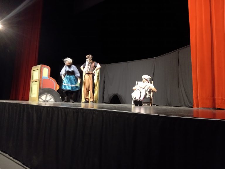 Koza rohatá a jež – divadelné predstavenie v anglicko-slovenskom jazyku