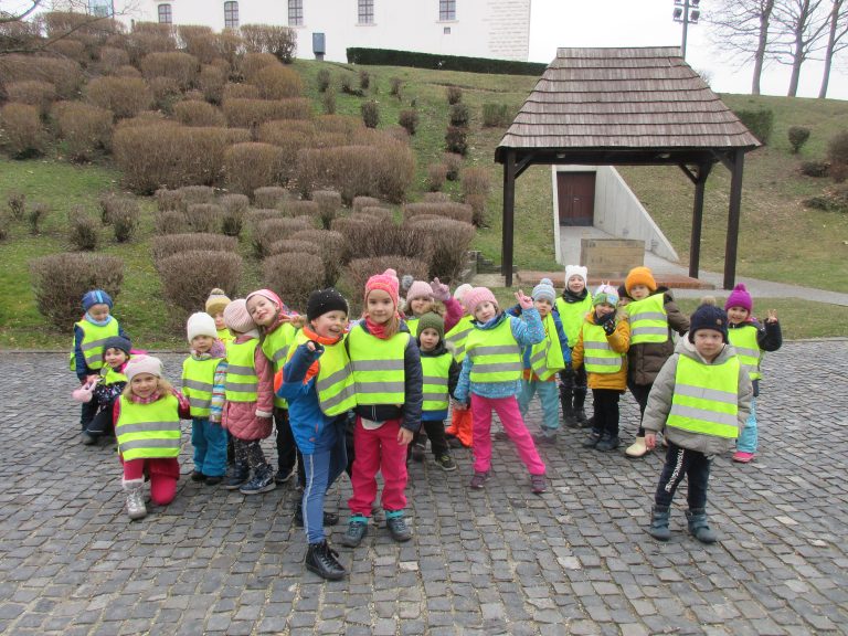 Prikrmovanie vtáčikov počas zimy na Bratislavskom hrade