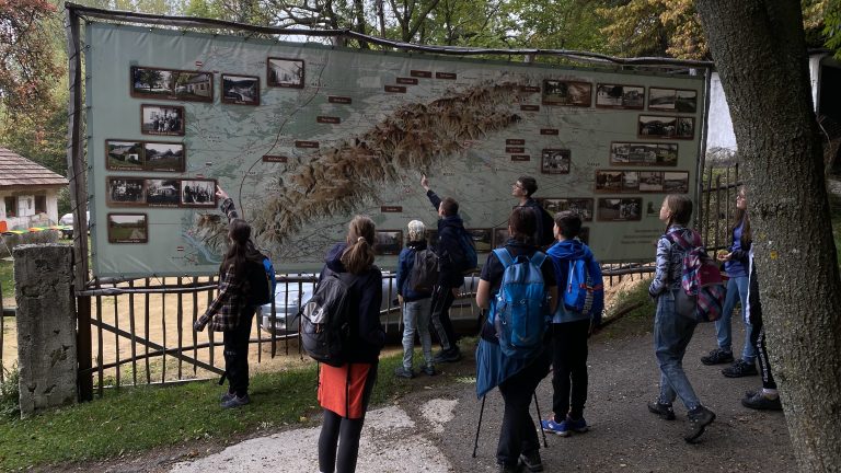 S turistickým krúžkom za najkrajším výhľadom v Malých Karpatoch. Malokarpatská sedemstovka Vysoká