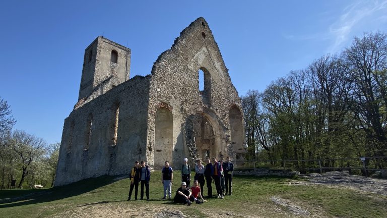 S turistickým krúžkom z Naháča cez Katarínku a Dobrovodský hrad do Hradišťa pod Vrátnom