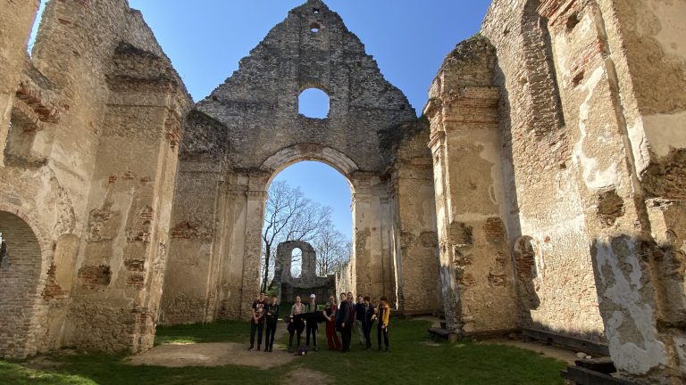 S turistickým krúžkom z Naháča cez Katarínku a Dobrovodský hrad do Hradišťa pod Vrátnom