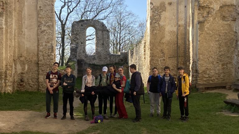 S turistickým krúžkom z Naháča cez Katarínku a Dobrovodský hrad do Hradišťa pod Vrátnom