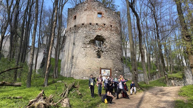 S turistickým krúžkom z Naháča cez Katarínku a Dobrovodský hrad do Hradišťa pod Vrátnom