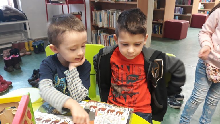 Škôlkari v knižnici