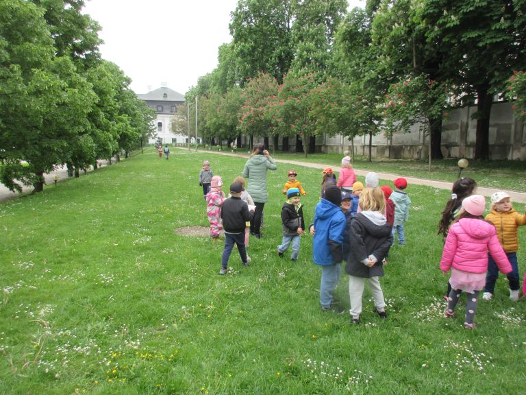 Škôlkari v Grasalkovičovej záhrade