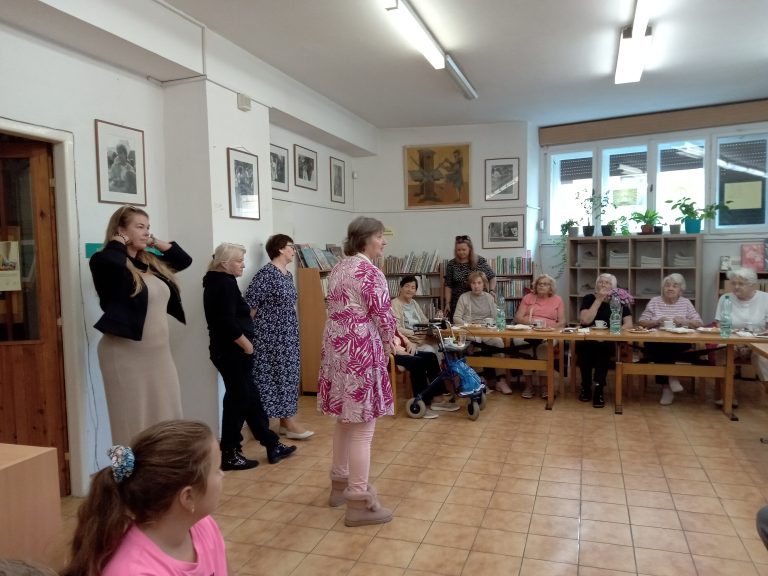 Október, mesiac úcty k starším