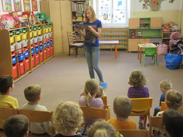 Umelci čítajú deťom našej materskej školy