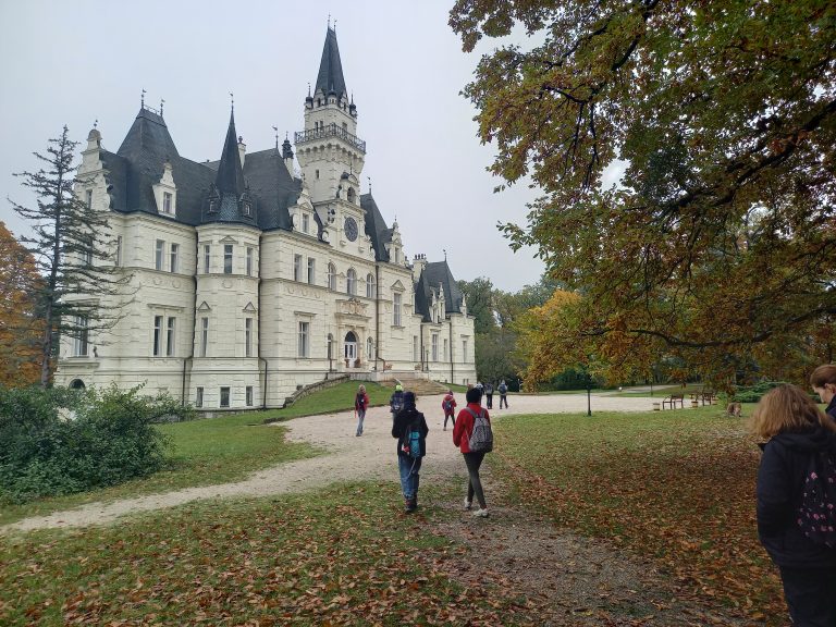 S turistickým krúžkom z Budmeríc do Dubovej, kaštieľ Budmerice