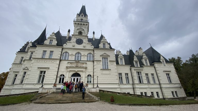 S turistickým krúžkom z Budmeríc do Dubovej, kaštieľ Budmerice