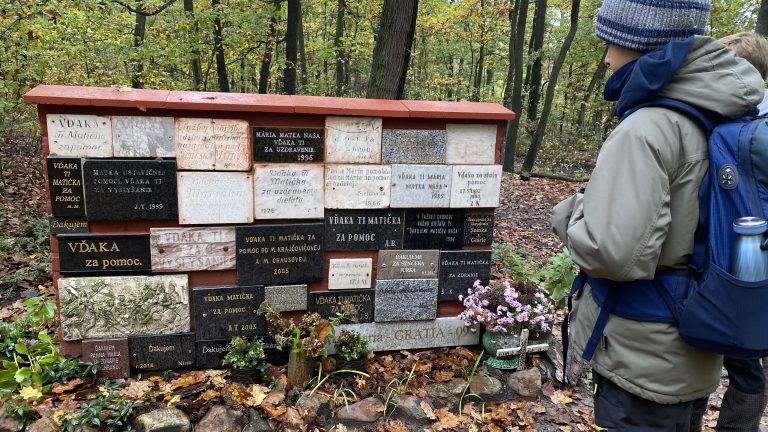 S turistickým krúžkom z Budmeríc do Dubovej, kaštieľ Budmerice