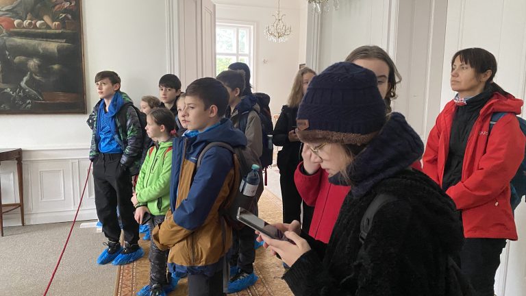 S turistickým krúžkom z Budmeríc do Dubovej, kaštieľ Budmerice