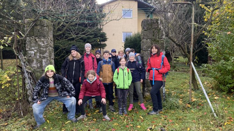 S turistickým krúžkom z Budmeríc do Dubovej, kaštieľ Budmerice