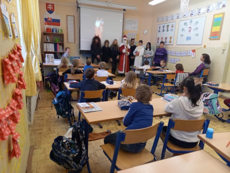 Mikuláš, Mikuláš, čo nám dáš?