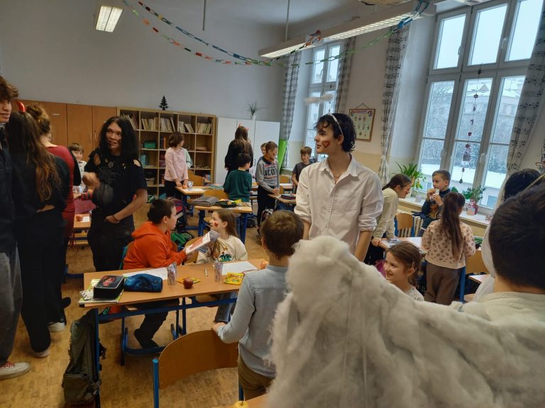 Mikuláš, Mikuláš, čo nám dáš?