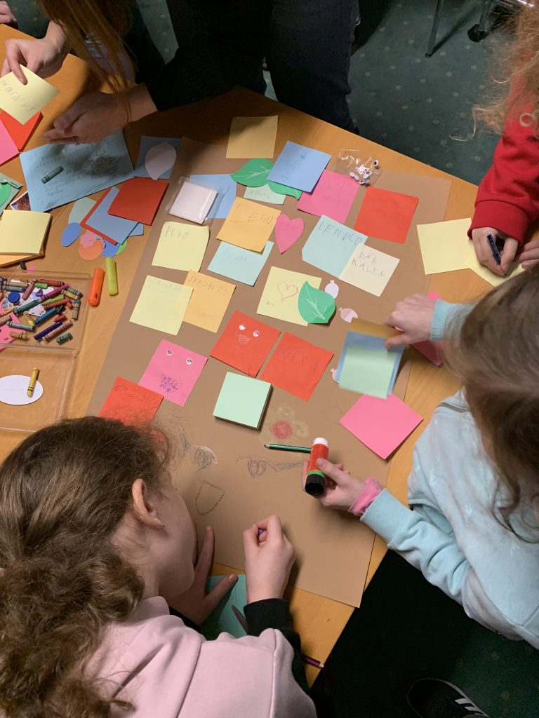 Musíš si priniesť klobúk