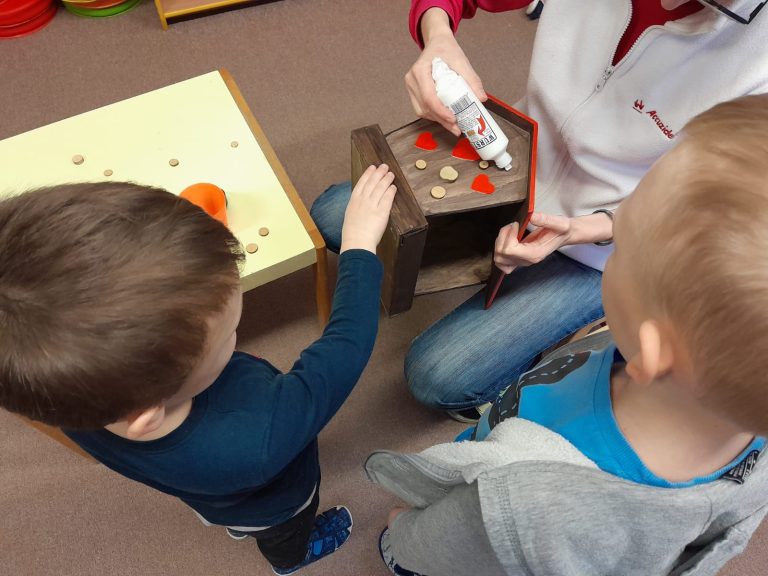 Výzdoba a osadenie vtáčej búdky s Občianskym združením NIE