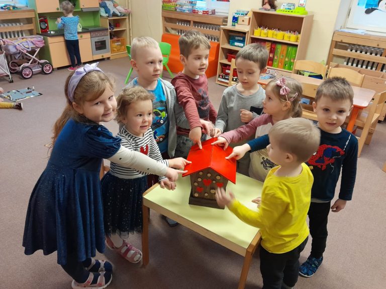 Výzdoba a osadenie vtáčej búdky s Občianskym združením NIE