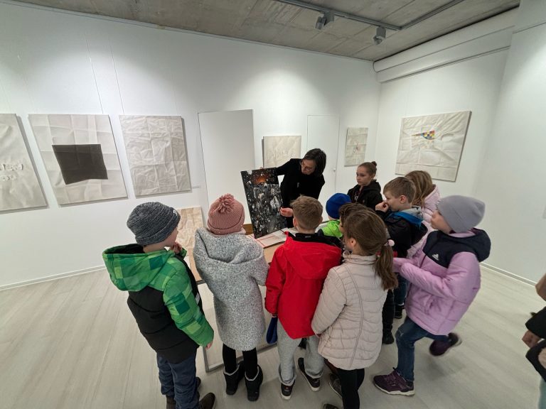 Medzi kameňom a sochou