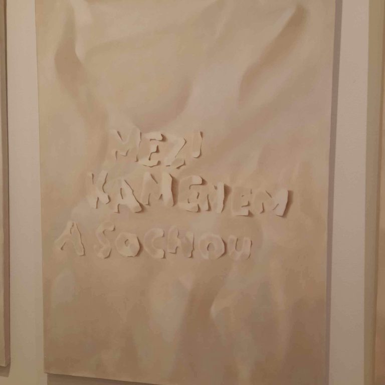 Medzi kameňom a sochou