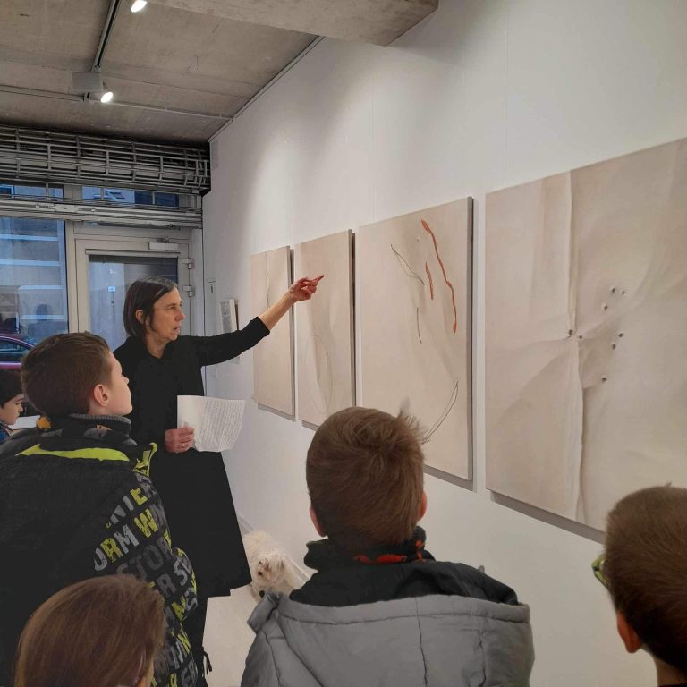 Medzi kameňom a sochou