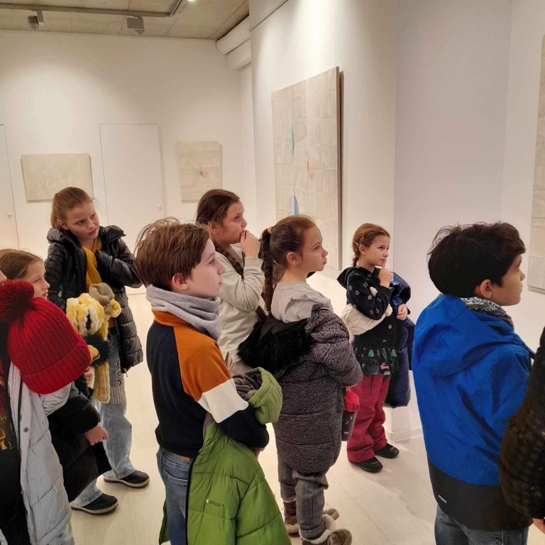 Medzi kameňom a sochou