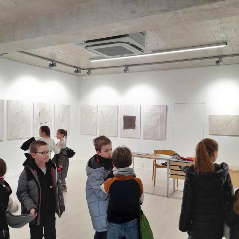 Medzi kameňom a sochou