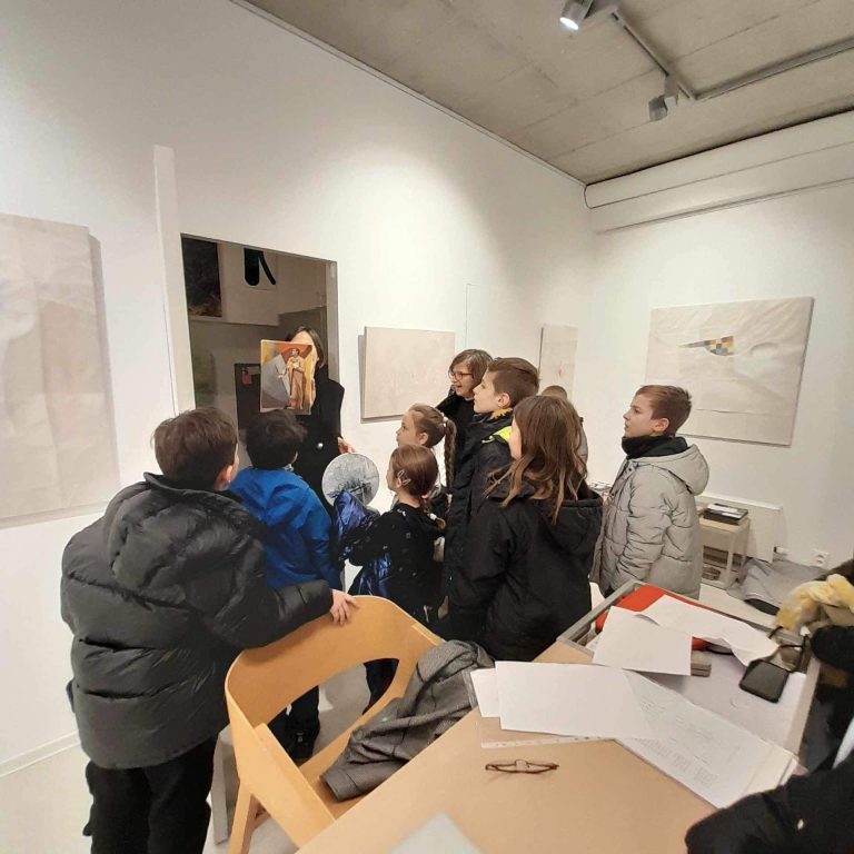 Medzi kameňom a sochou