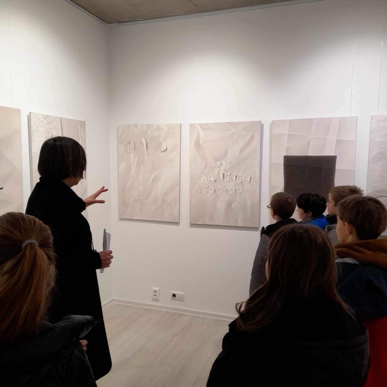 Medzi kameňom a sochou