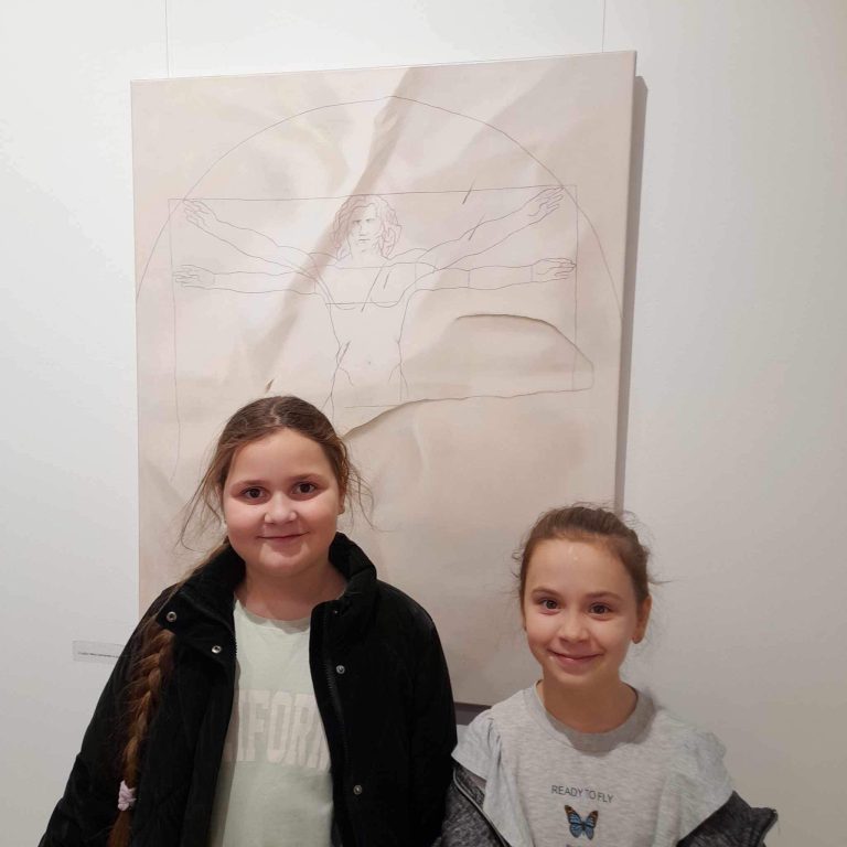 Medzi kameňom a sochou