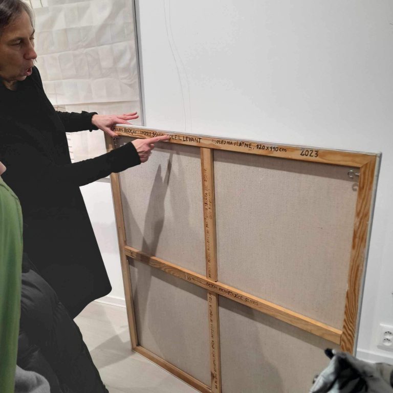 Medzi kameňom a sochou