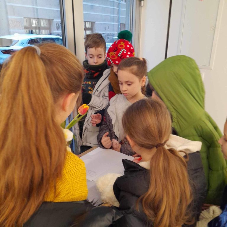 Medzi kameňom a sochou