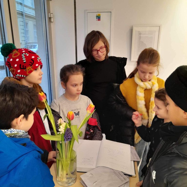 Medzi kameňom a sochou