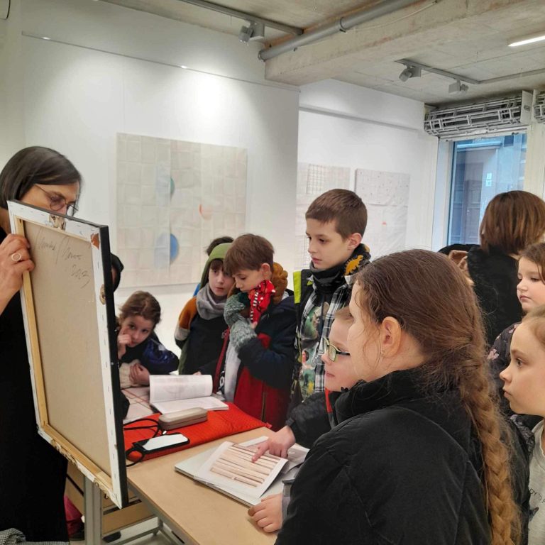 Medzi kameňom a sochou