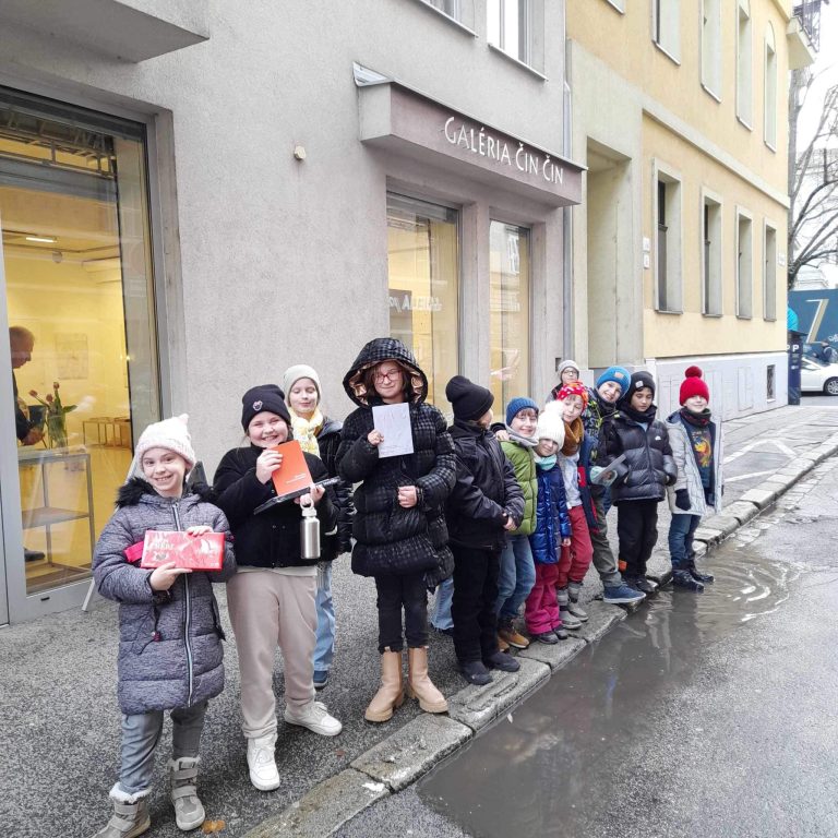 Medzi kameňom a sochou