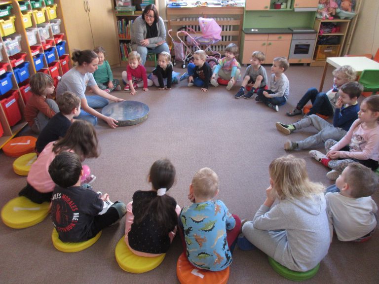 Žabky a Sovičky spoznávali netradičné hudobné nástroje