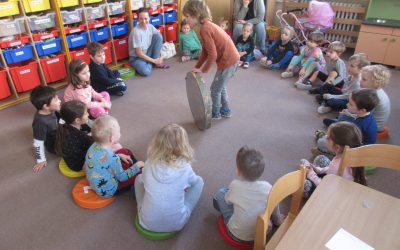 Žabky a Sovičky spoznávali netradičné hudobné nástroje