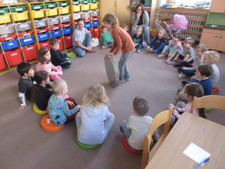 Žabky a Sovičky spoznávali netradičné hudobné nástroje